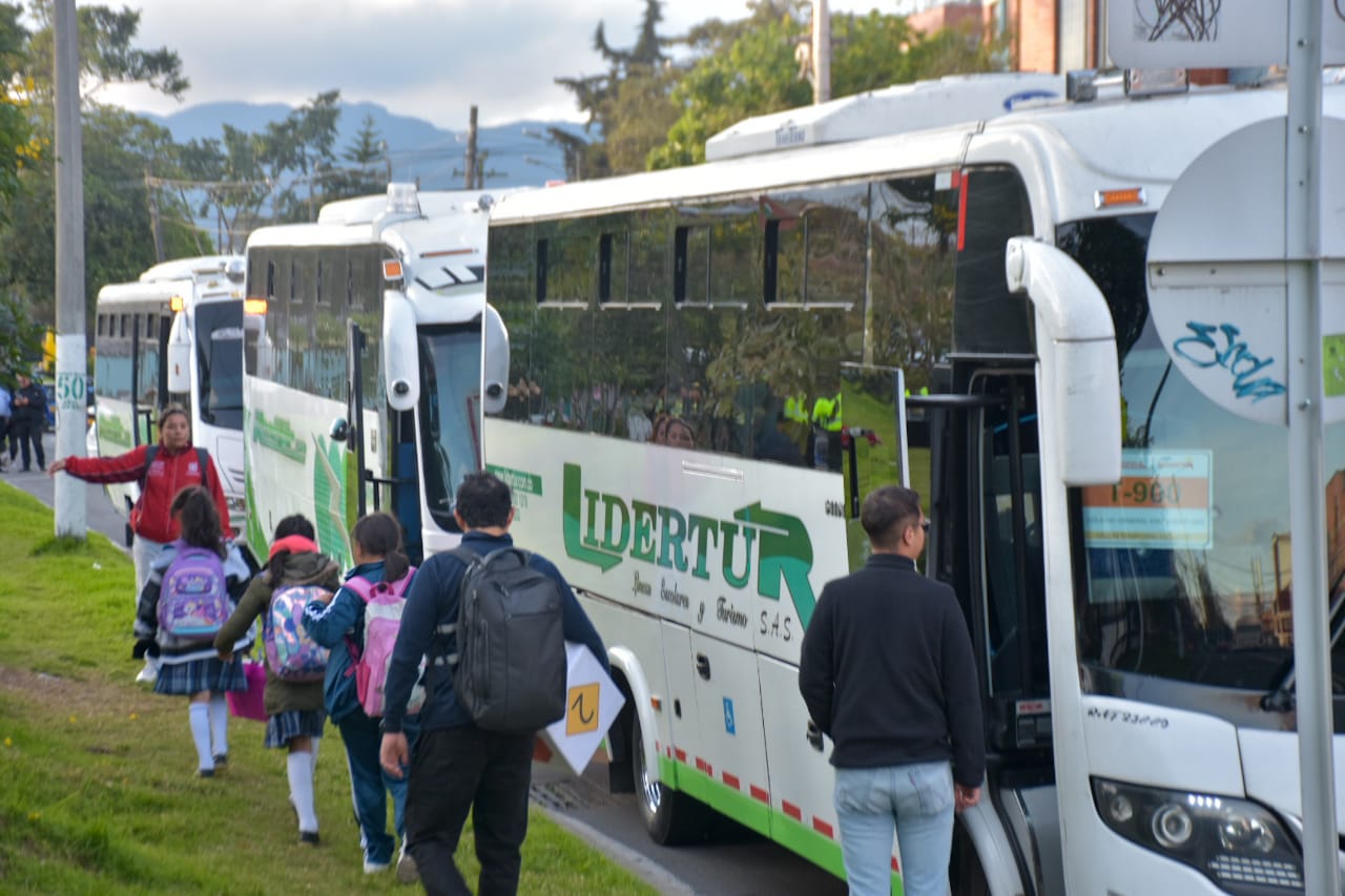 SuperTransporte, la DITRA y la Agencia Nacional de Seguridad Vial se unen en la estrategia #CuidamosTuCaminoAlCole para fomentar la legalidad y seguridad en el transporte escolar